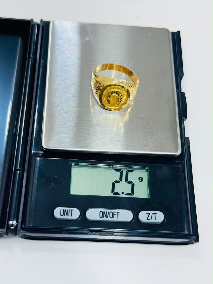 Medallion Signet Ring — 2.5g